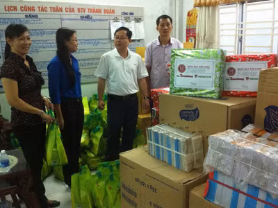 Tổng biên tập Lê Xuân Sơn (giữa) và Bí thư Thành Đoàn Trần Thị Vĩnh Nghi (trái) kiểm tra quà tặng tại Thành Đoàn Cần Thơ ẢNH: SÁU NGHỆ