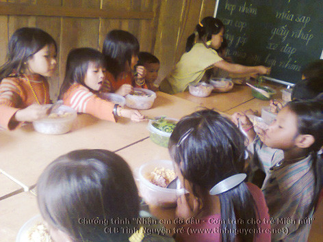 Bữa ăn yêu thương cho trẻ em nghèo
