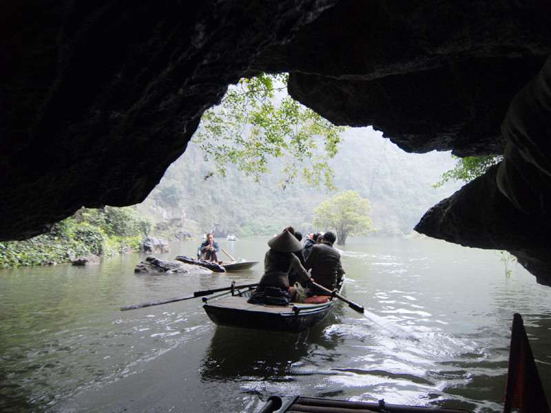 Du khách vừa ra khỏi hang Nấu rượu Ảnh: Minh Đức