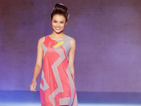 Hồng Quế trở lại sau scandal váy xuyên thấu