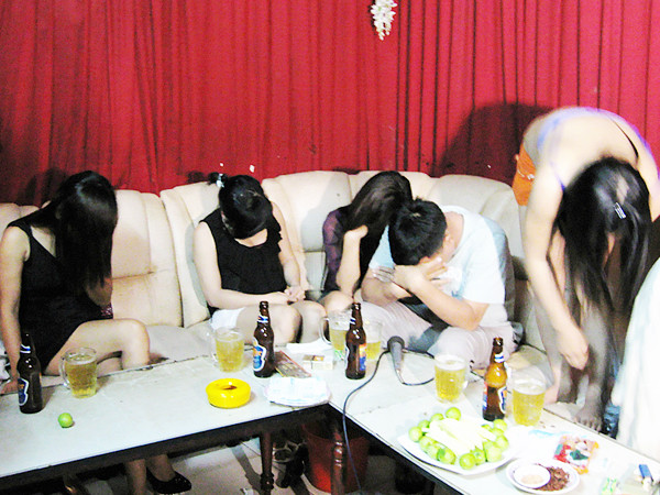 Nhảy thoát y trong phòng karaoke