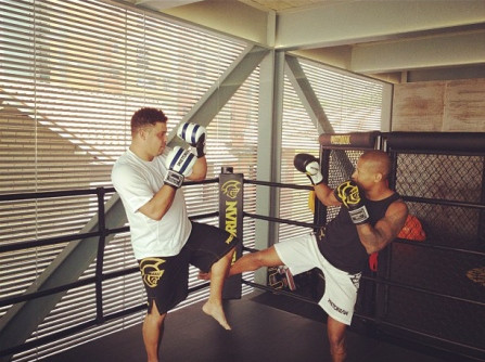 Ro 'béo' thượng đài làm võ sĩ