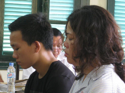 Ra tòa mới... tâm thần