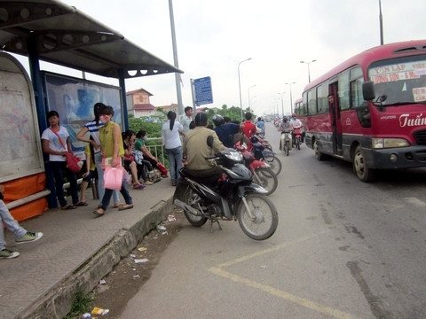 Hà Nội: Xe ôm - xe buýt chung một ...nhà chờ
