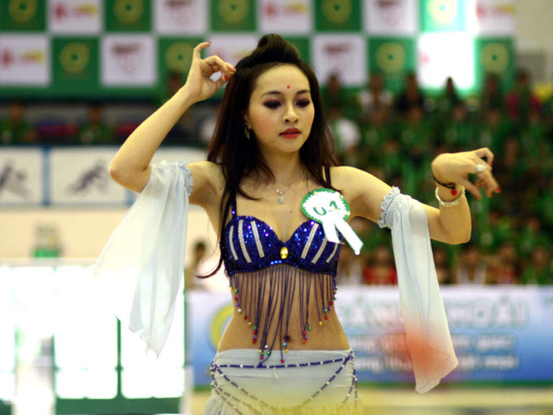 Màn múa bụng gợi cảm của nữ sinh Phương Đông