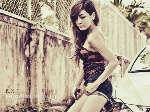 Cô gái cover 'Anh không đòi quà' bị tố khoe ngoại hình