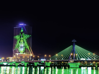 Trải nghiệm Thắp sáng chai khắc nổi mới của Heineken