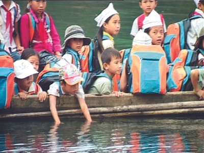 Con đò luôn đầy ắp học sinh nhưng không hề có phao cứu sinh và không được đăng kiểm