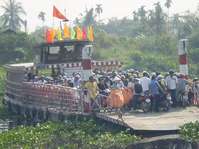 Chen chúc trên thuyền qua Miếu Nổi	Ảnh: LT