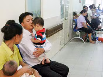 Dịch tay chân miệng vẫn lan nhanh do tuyên truyền “lệch”