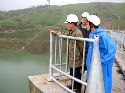 BCH PCLB huyện Bắc Trà My túc trực kiểm tra theo dõi mực nước lên xuống ở lòng hồ thủy điện Sông Tranh 2 Ảnh: PV