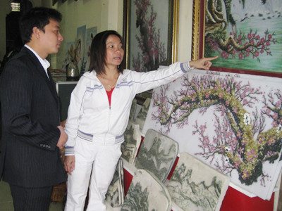 Hương giới thiệu tranh với khách hàng Ảnh: Lưu Trinh