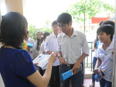 Một triệu HS thi tốt nghiệp: Băn khoăn máy ghi âm, ghi hình