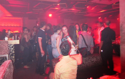 Hơn 200 dân chơi tháo chạy lúc nửa đêm