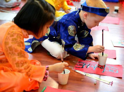 Cậu bé người Úc viết thư pháp Việt