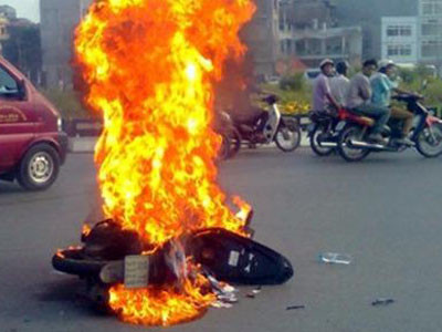 Xe máy tự cháy nổ do rò rỉ xăng?