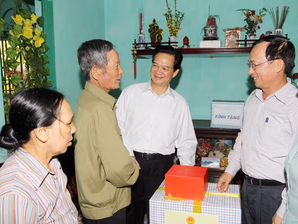 Thủ tướng Nguyễn Tấn Dũng và lãnh đạo chủ chốt thành phố Hải Phòng đến thăm thương binh nặng Phạm Văn Đọ Ảnh: TTXVN