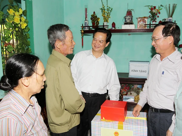 Thủ tướng Nguyễn Tấn Dũng và lãnh đạo chủ chốt thành phố Hải Phòng đến thăm thương binh nặng Phạm Văn Đọ Ảnh: TTXVN