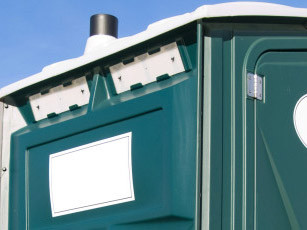 Nữ sinh suýt bỏ mạng vì nhà vệ sinh