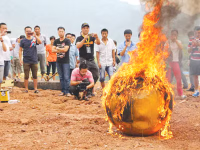 Nhiều người ở tỉnh Chiết Giang của Trung Quốc đặt hàng “Con thuyền Noah” hình cầu để mong thoát nạn ngày tận thế Ảnh: China Daily