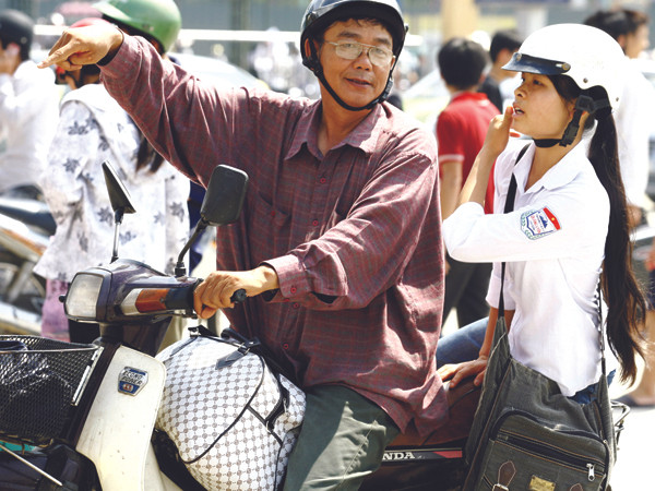 Điểm mới của tuyển sinh ĐH-CĐ năm nay, thí sinh thuộc diện hộ nghèo theo nghị định của Chính phủ sẽ nhận được nhiều ưu tiên, trong đó có việc được xét tuyển thẳng Ảnh: Hồng Vĩnh