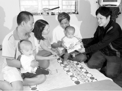 Bạn đọc báo Tiền Phong đến thăm và tặng quà cặp song sinh Kiên, Cường