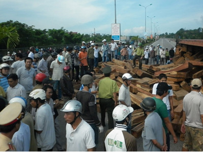 Hiện trường xe gỗ bị lật