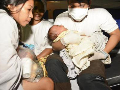 Một em bé may mắn thoát nạn trong vụ chìm phà hôm 16/8