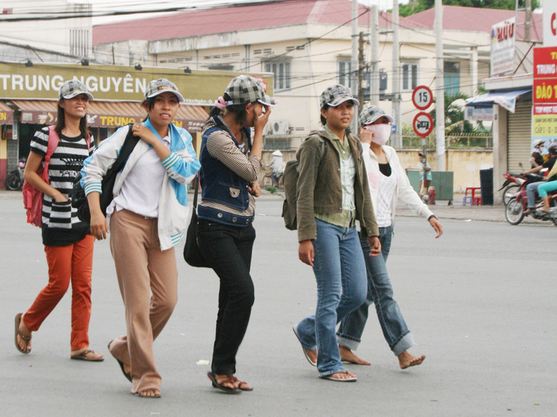 Nhóm thí sinh dự thi vào Đại học Sư phạm Kỹ thuật TPHCM đang tìm phòng quanh khu vực trường. Ảnh: Việt An