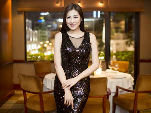 Á hậu Tú Anh 'khoe' vòng một, lưng trần gợi cảm