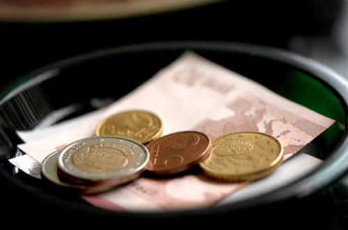 Di chúc: boa tiền hậu hình cho các cô hầu bàn