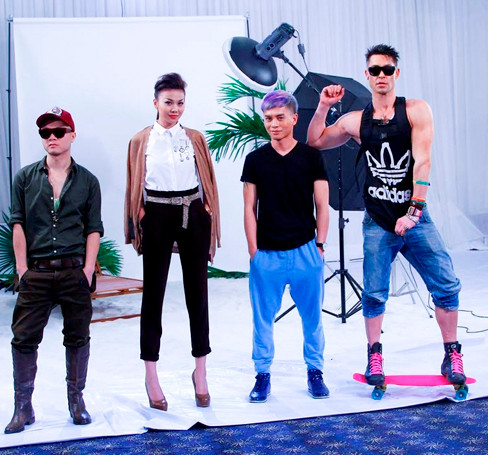 Thanh Hằng 'môi kề môi' giám khảo ngoại quốc điển trai