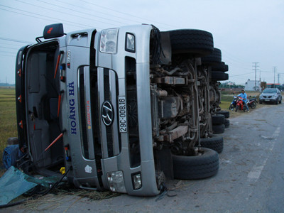 Ô tô chở nhựa đường lật trên quốc lộ