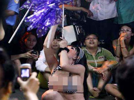 'Tạp kỹ pêđê' trong đám tang thời @