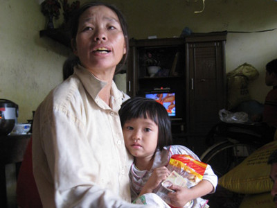 Cảm động người phụ nữ xinh đẹp lấy người điên làm chồng