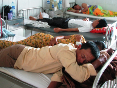 Nhập viện nghi ngộ độc thức ăn