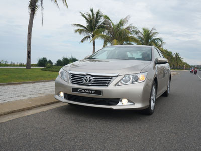 Vì sao Toyota Camry 2012 dẫn đầu phân khúc