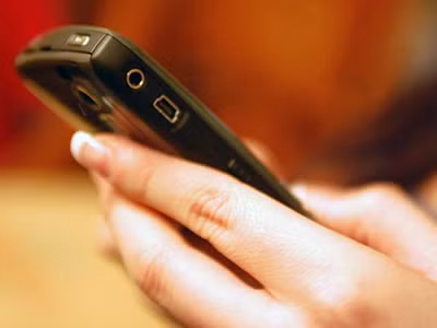 Đình chỉ thí sinh nhắn tin đề thi ra ngoài