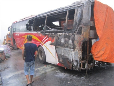 Xe khách đang chạy bỗng cháy rụi