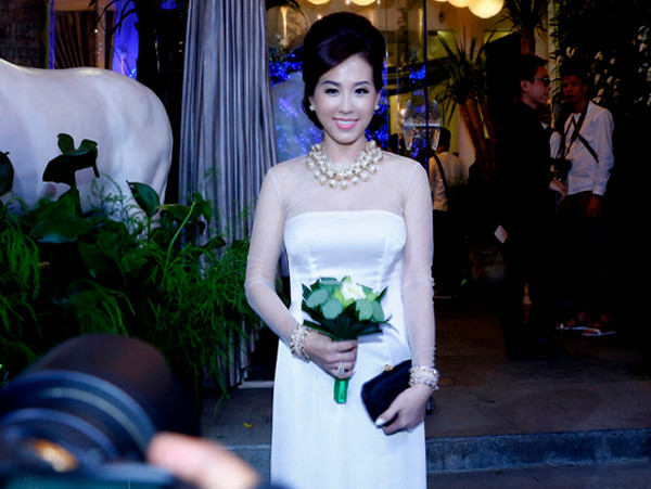 Thu Hoài diện áo dài ren trắng quyến rũ dự tiệc đêm