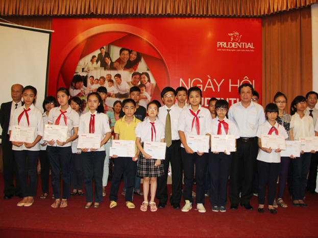 Prudential và Tiền Phong trao học bổng cho học sinh nghèo