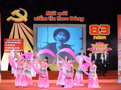 Chương trình “Mãi mãi niềm tin theo Đảng“ diễn ra tối qua Ảnh: TTxVN