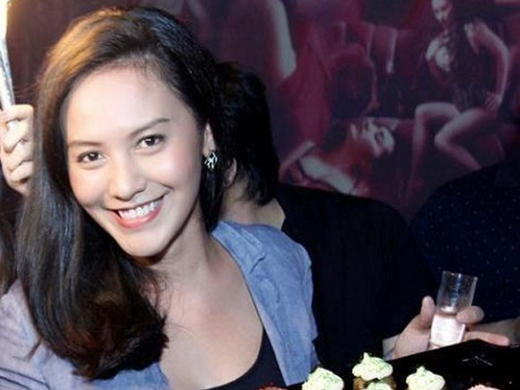 Chân dung cô dâu hotgirl 8X của Thanh Bùi