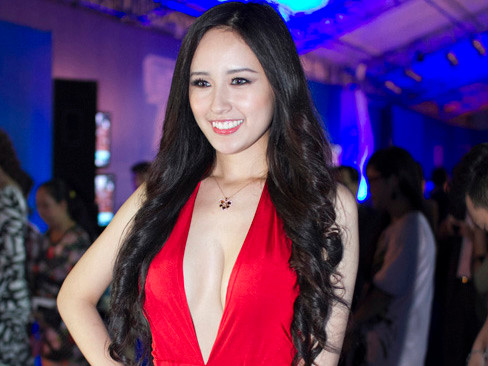 Mai Phương Thúy sexy nhất thảm đỏ HTV Awards