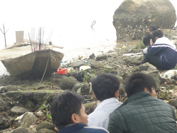 Nữ sinh nhảy cầu vì làm mất ghế của lớp