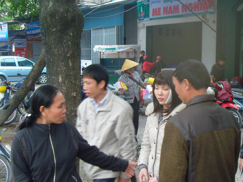 Cô gái bị xăm rết lên mặt ra Hà Nội chữa trị