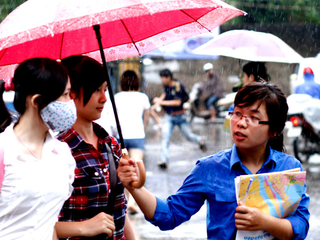 Áo xanh tình nguyện đội mưa tiếp sức sĩ tử