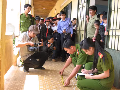 Mang dao đi học, đâm bạn tử vong