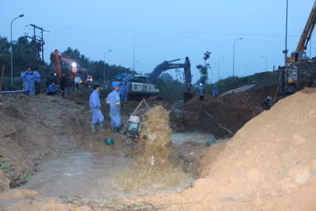 Khắc phục xong sự cố vỡ đường ống nước sông Đà