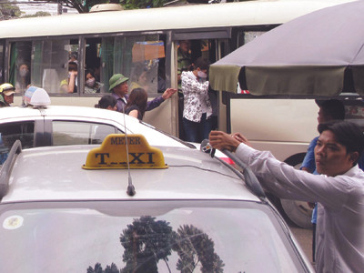 Buông lỏng quản lý taxi, hai bên cùng lợi?